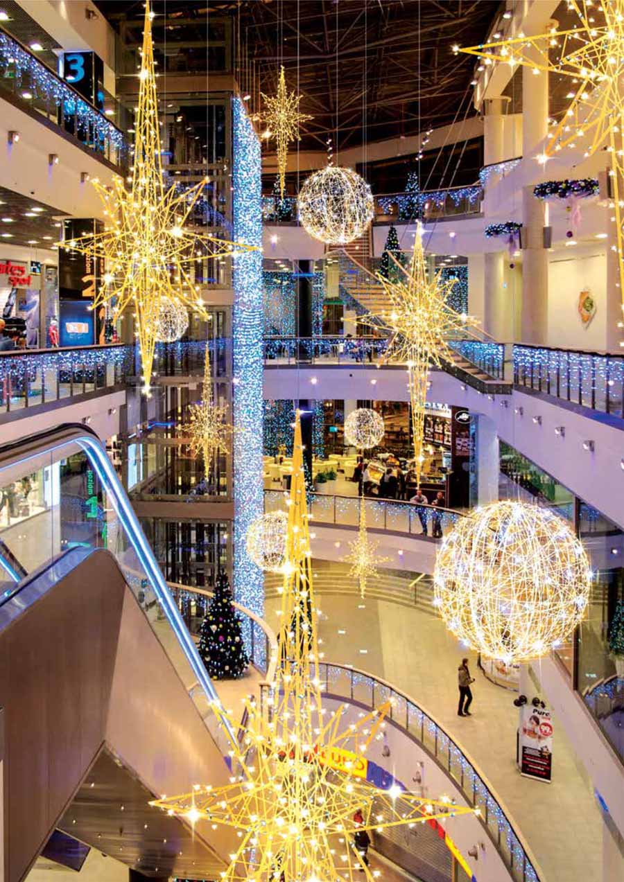Новогоднее украшение торгового центра: Волшебство, которое окупается