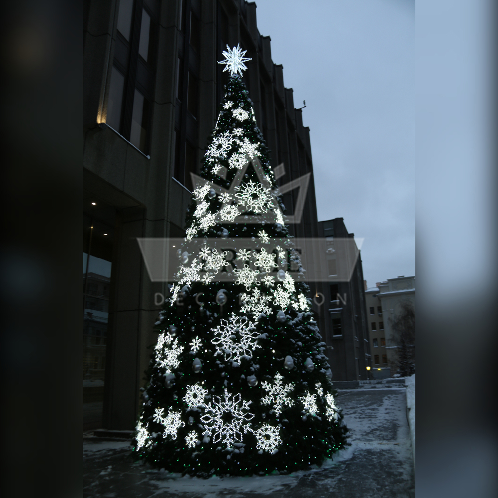 Искусственная уличная елка с комплектом оформления Снежинки