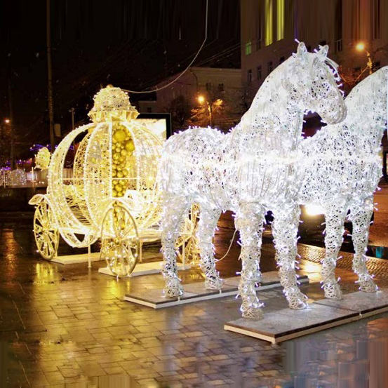 Новогодняя световая карета с двумя лошадьми
