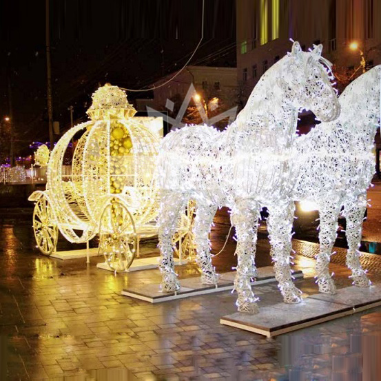 Новогодняя световая карета с двумя лошадьми