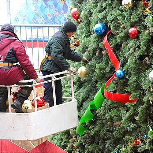 Демонтаж и деоформление искусственной елки