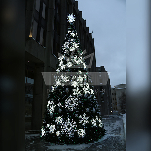 Искусственная уличная елка с комплектом оформления Снежинки