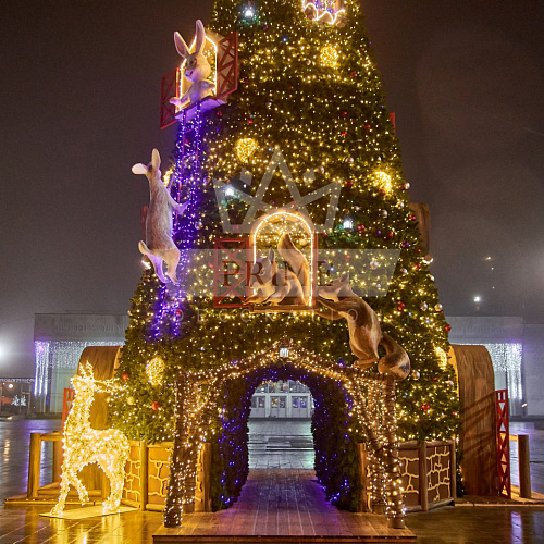 Искусственная уличная елка с комплектом оформления Дом